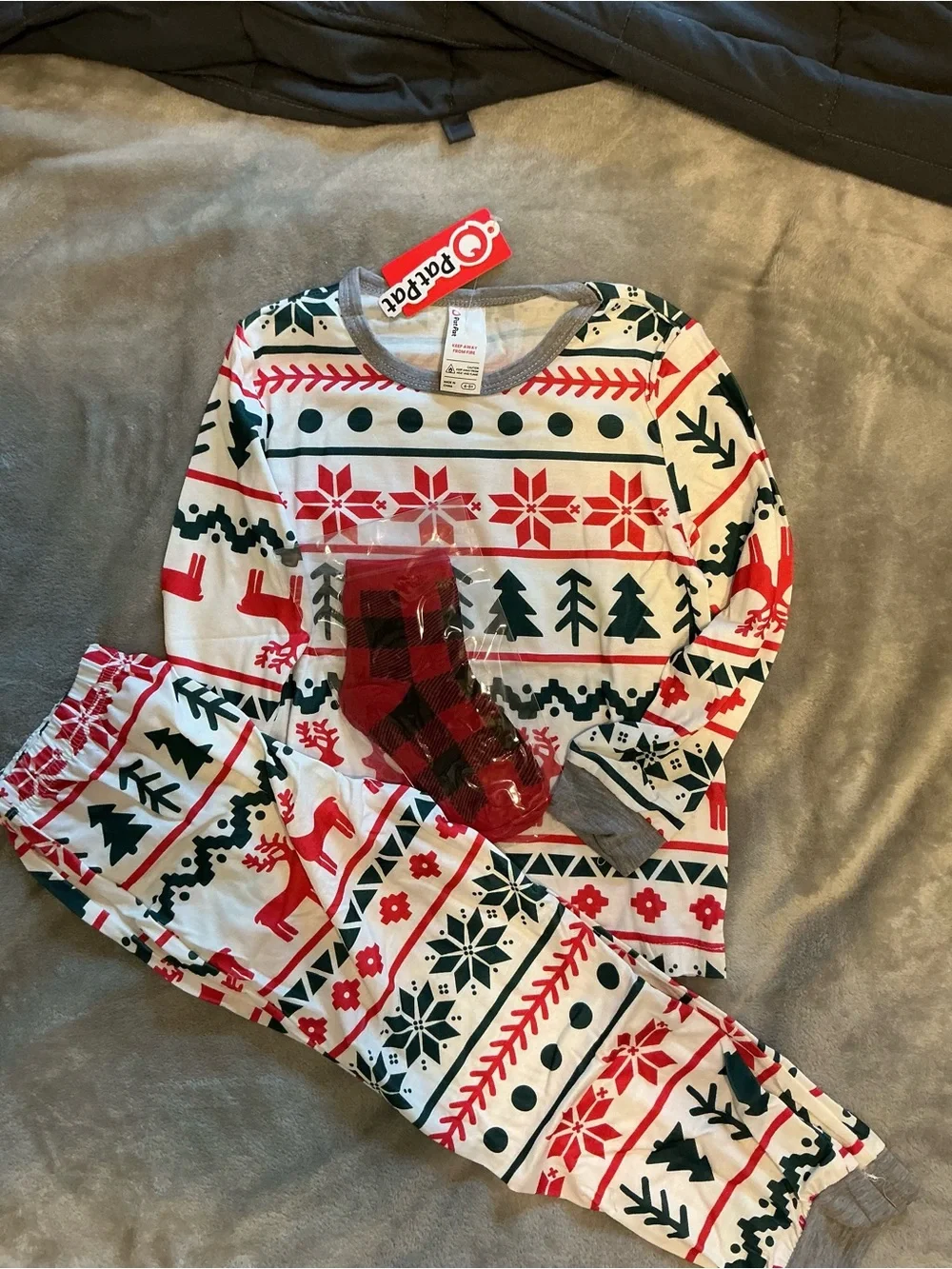 PatPat Red, Green & White Holiday Kids Pajama Set with Plaid Socks